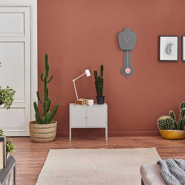 grijze design klok met slinger