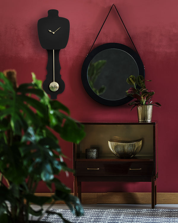 KLOQ-satin-black-red-wall