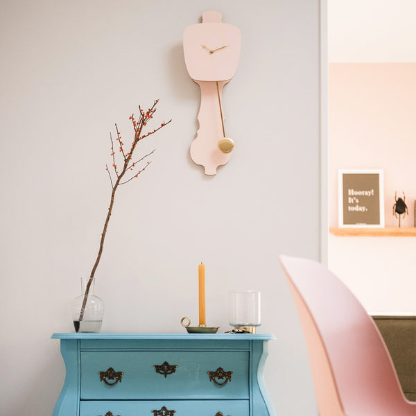 roze design klok met slinger
